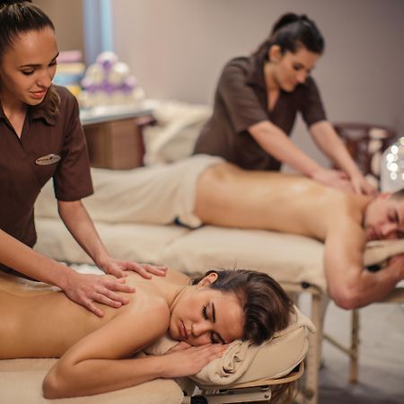 皇家公主酒店 杜布罗夫尼克 外观 照片 Massage therapists working in a spa