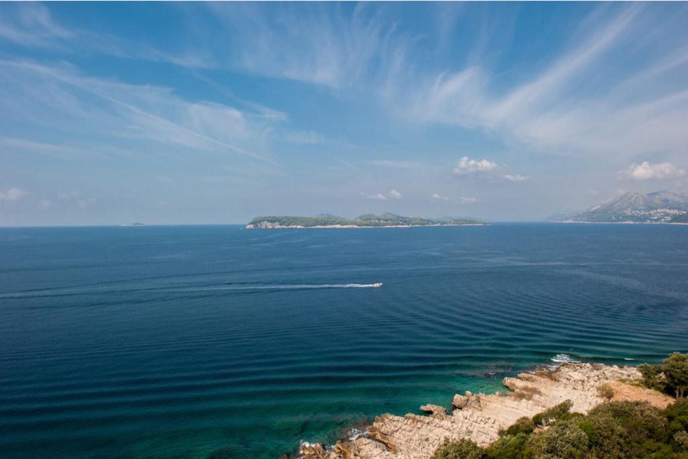 皇家公主酒店 杜布罗夫尼克 外观 照片 View of the island of Brač from the coast of the island of Hvar