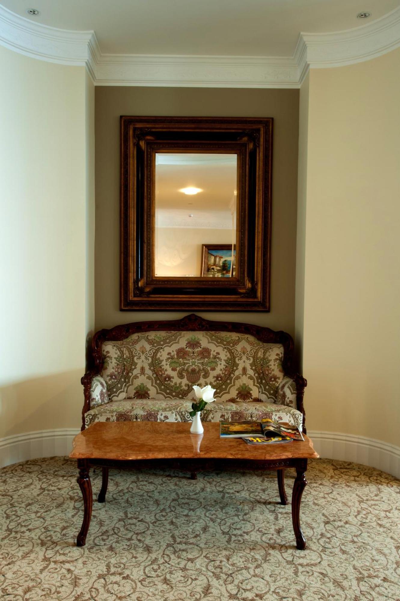 皇家公主酒店 杜布罗夫尼克 外观 照片 A settee in a hotel room